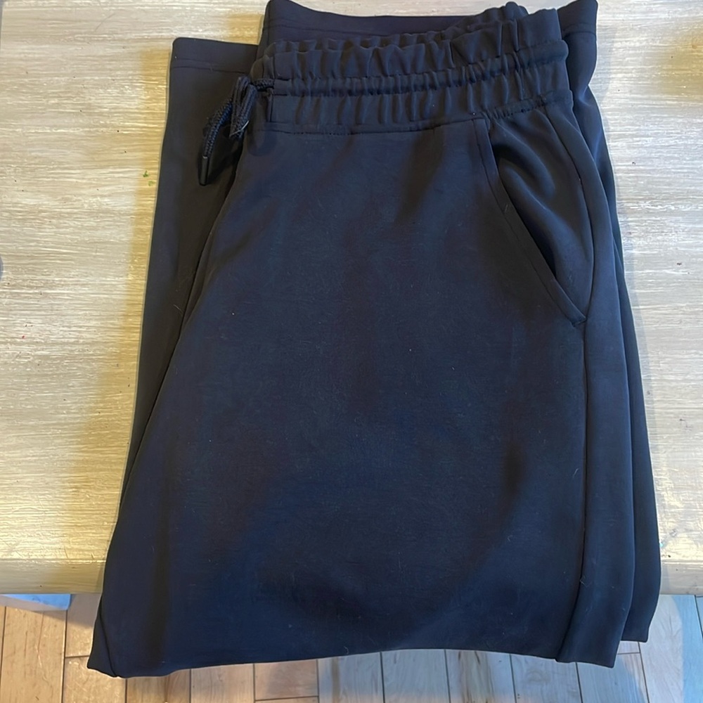 Black ATHLETA cropped pants